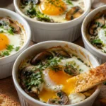 Œufs cocotte aux champignons et aux herbes