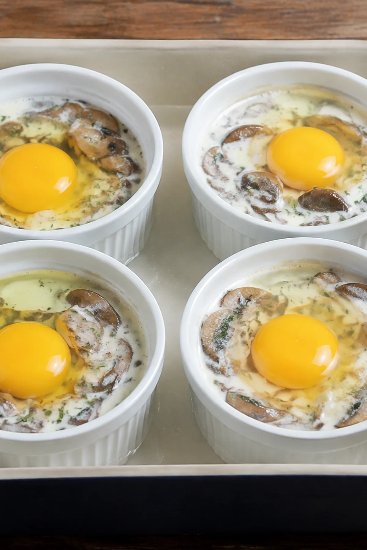 Étape de préparation de Œufs cocotte aux champignons et aux herbes