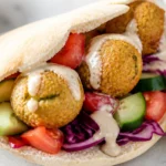 Pitas de falafels croustillants, crudités et sauce tahini