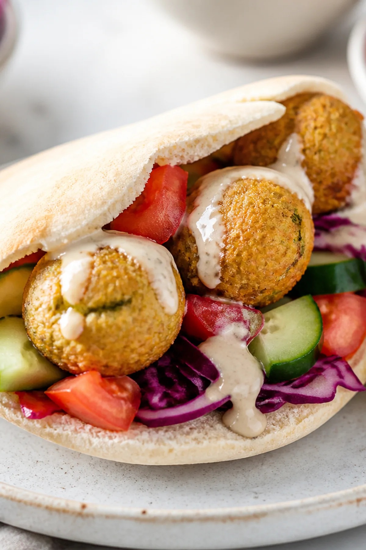 Pitas de falafels croustillants, crudités et sauce tahini