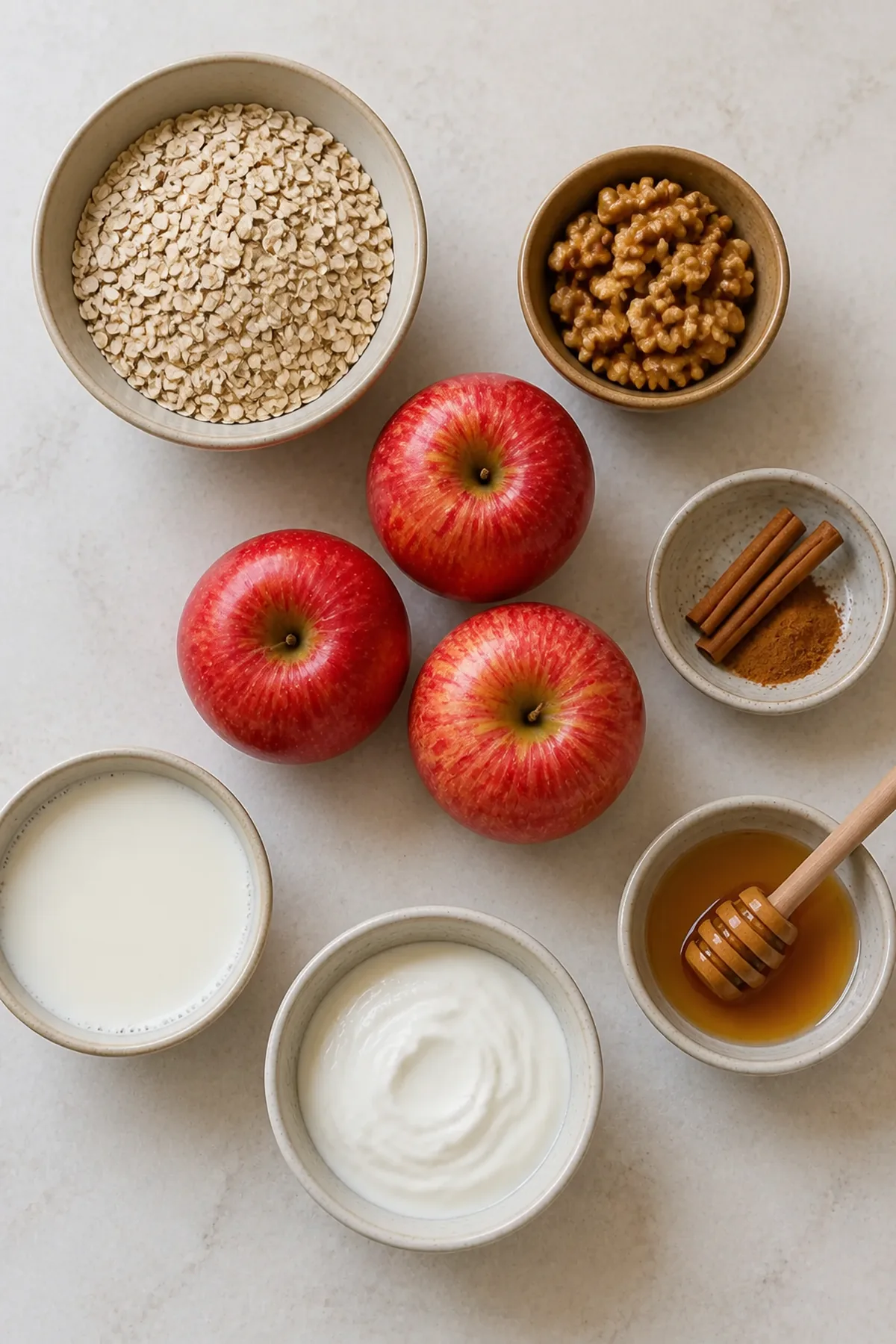 Ingrédients du porridge au four aux pommes, à la cannelle et aux noix