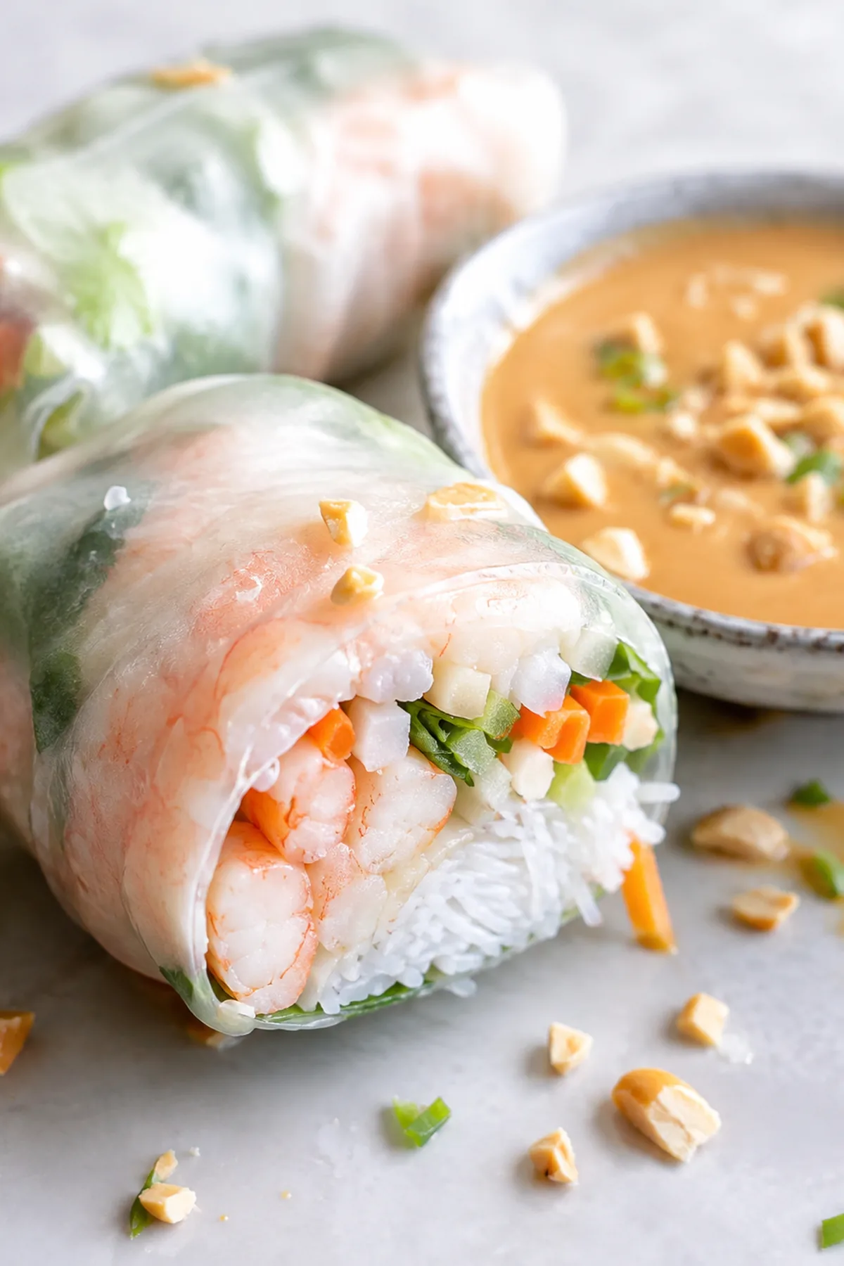 Rouleaux de printemps aux crevettes et légumes croquants prêt à servir